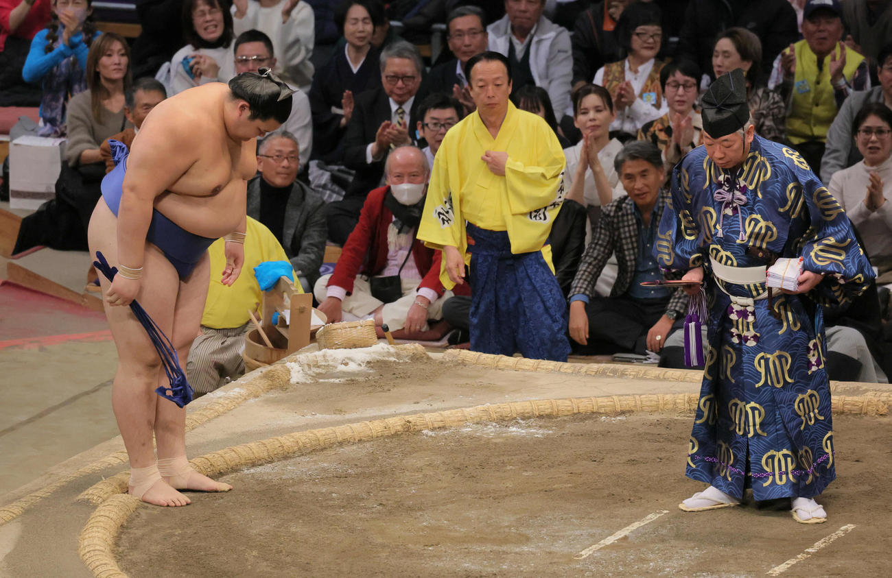 義ノ富士に押し出しで敗れた大の里（撮影・宮崎幸一）