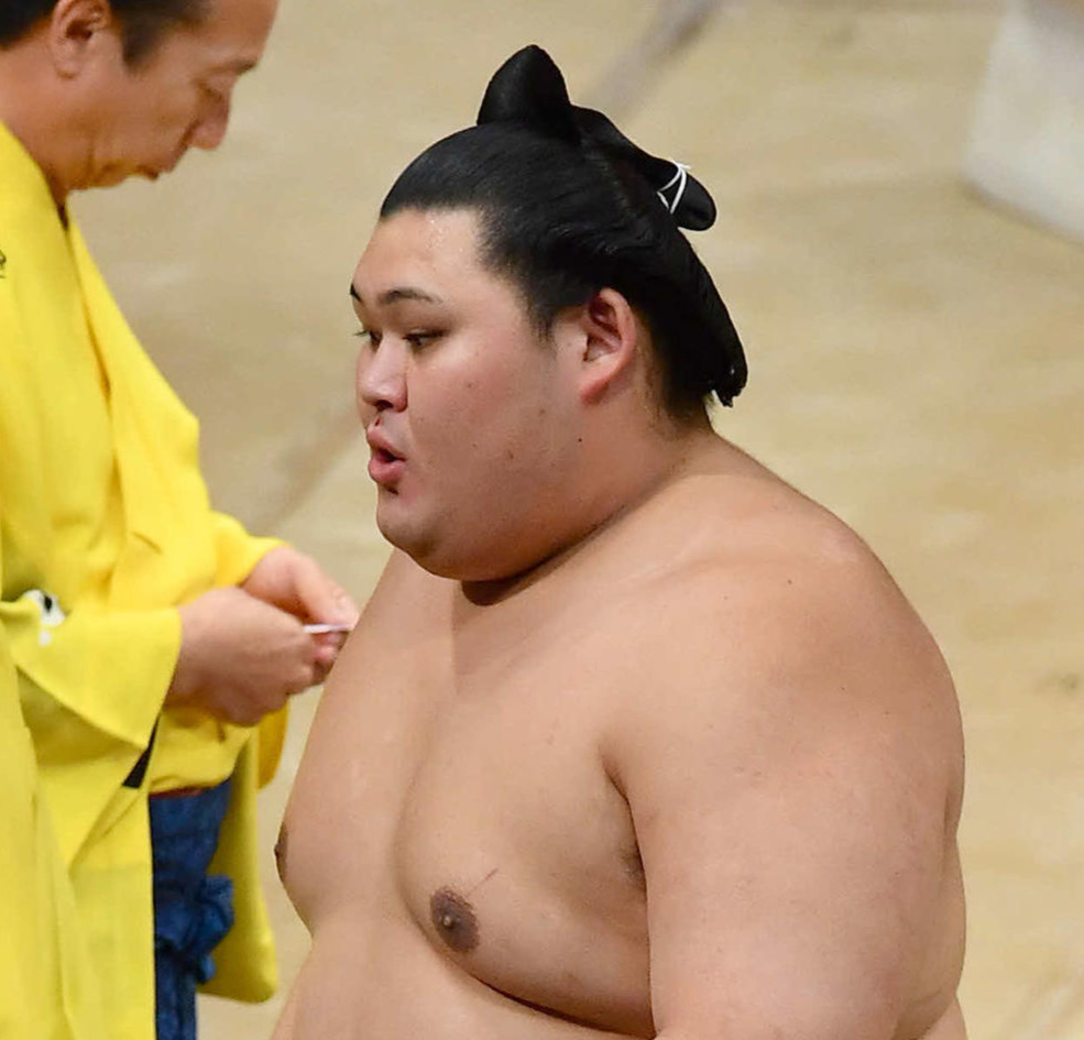 押し出しで義ノ富士に敗れ、肩を落とす大の里（撮影・岩下翔太）