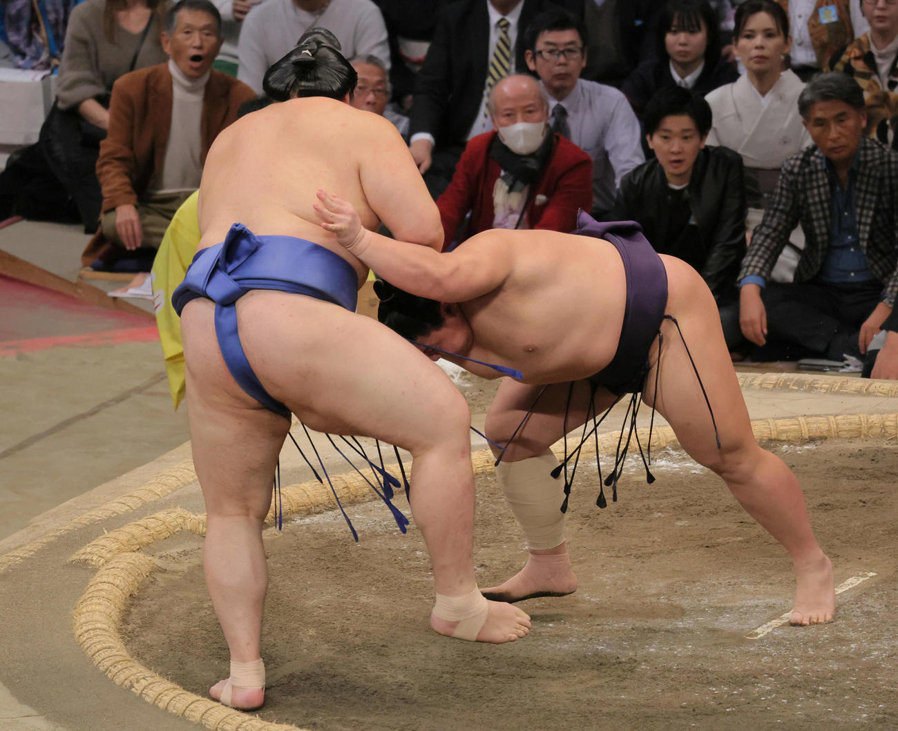 義ノ富士（右）は大の里を押し出しで破る（撮影・宮崎幸一）