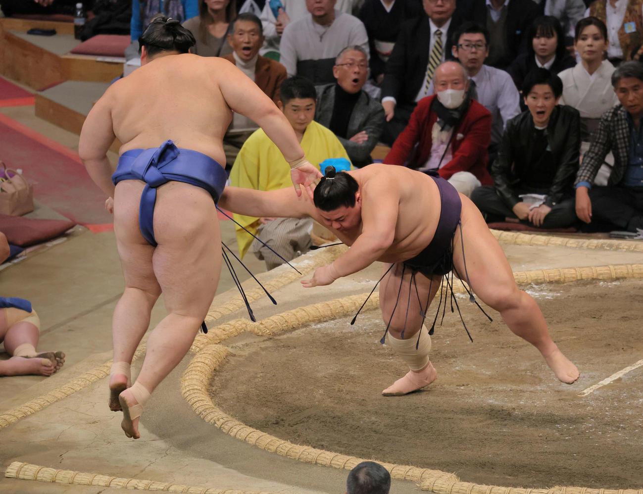 義ノ富士（右）は大の里を押し出しで破る（撮影・宮崎幸一）