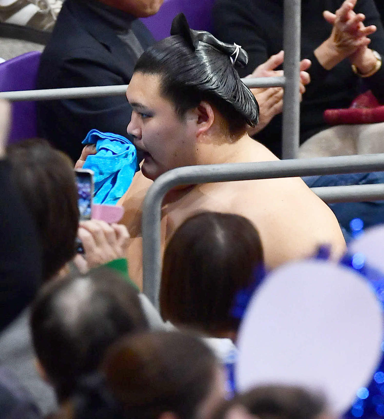 押し出しで義ノ富士に敗れ、厳しい表情で花道を引き揚げる大の里（撮影・岩下翔太）