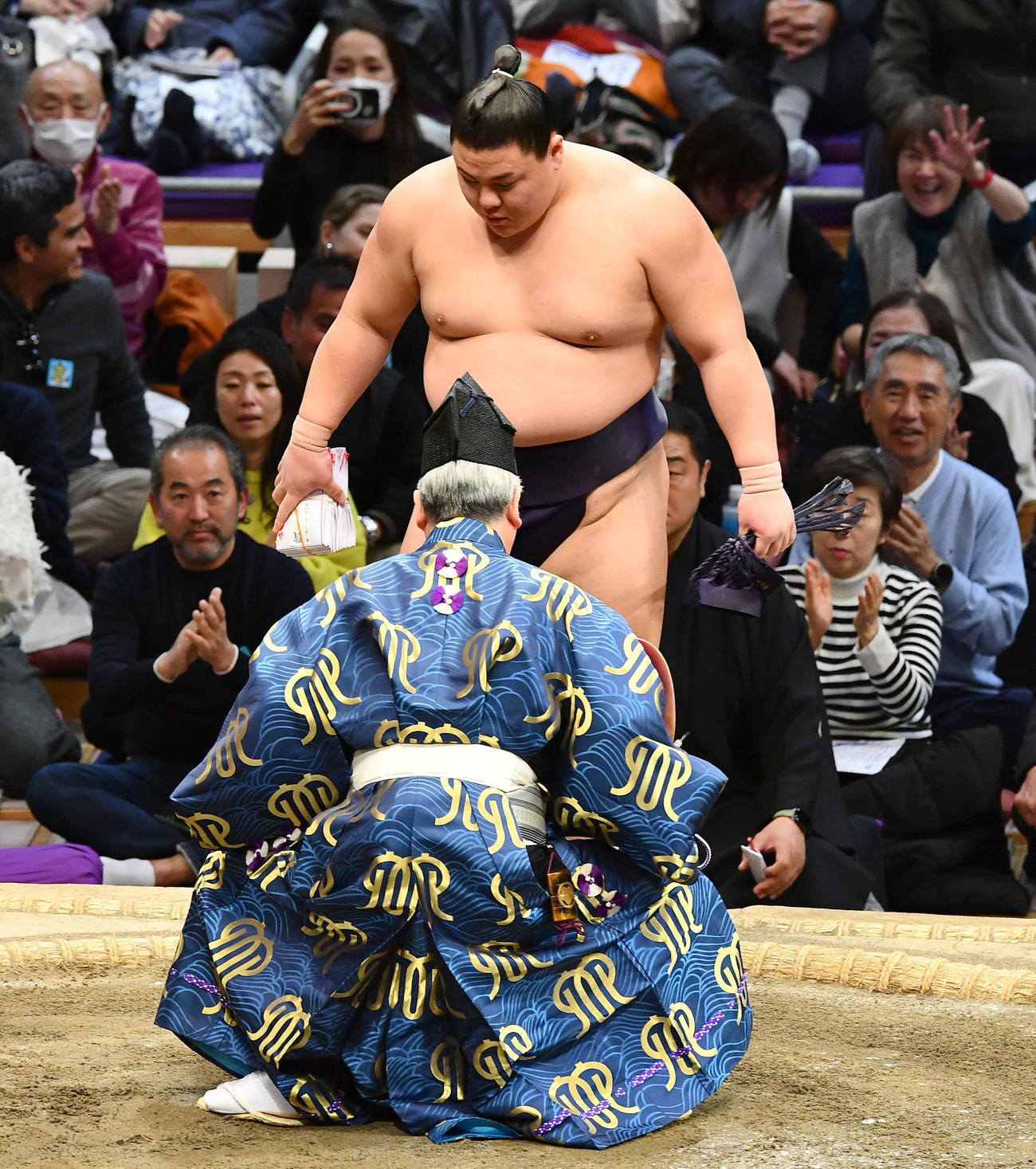 押し出しで大の里を破った義ノ富士は大量の懸賞金の束を手にする（撮影・岩下翔太）
