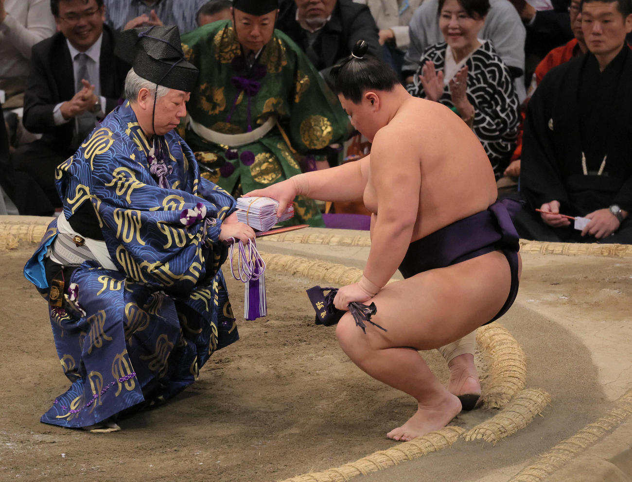 義ノ富士は押し出しで大の里を破り、大量の懸賞金を受け取る（撮影・宮崎幸一）
