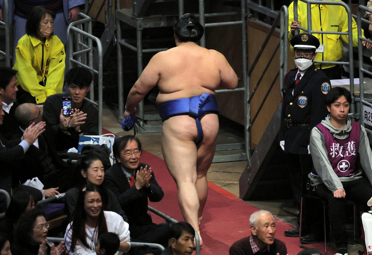 義ノ富士に押し出しで敗れた大の里（撮影・宮崎幸一）