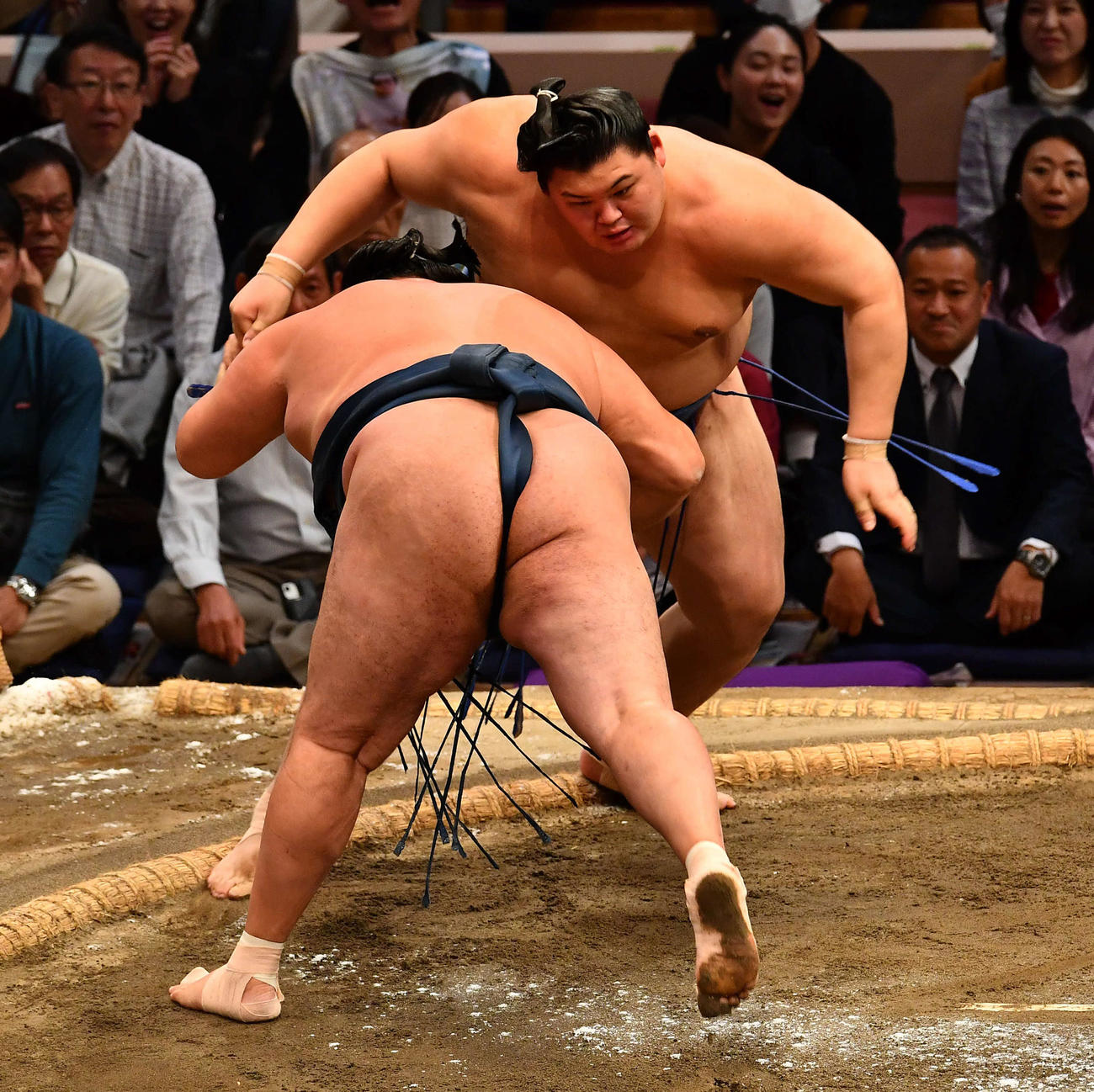 玉鷲（左）をはたき込みで下した大の里（撮影・岩下翔太）