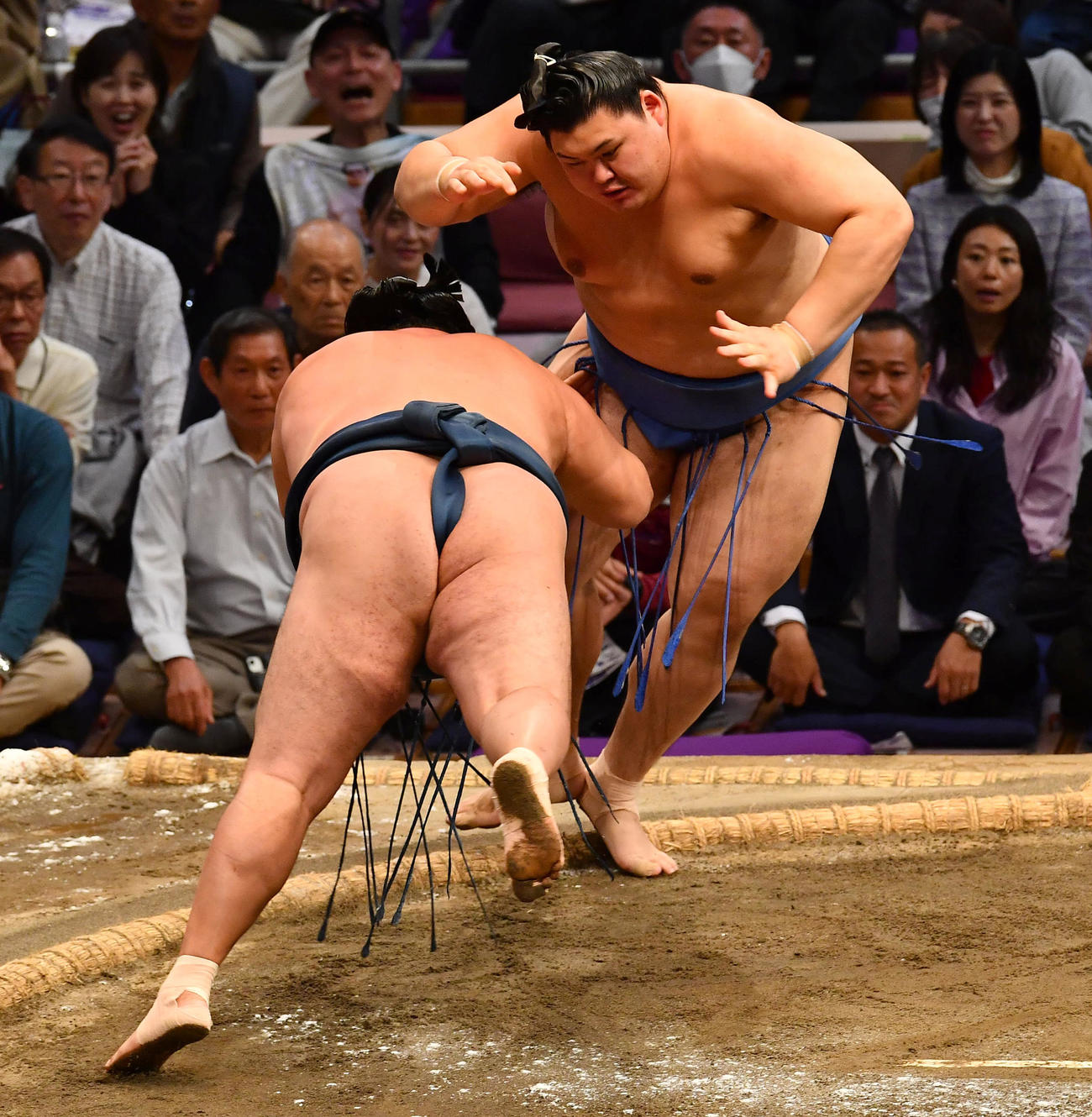 玉鷲（左）をはたき込みで下した大の里（撮影・岩下翔太）