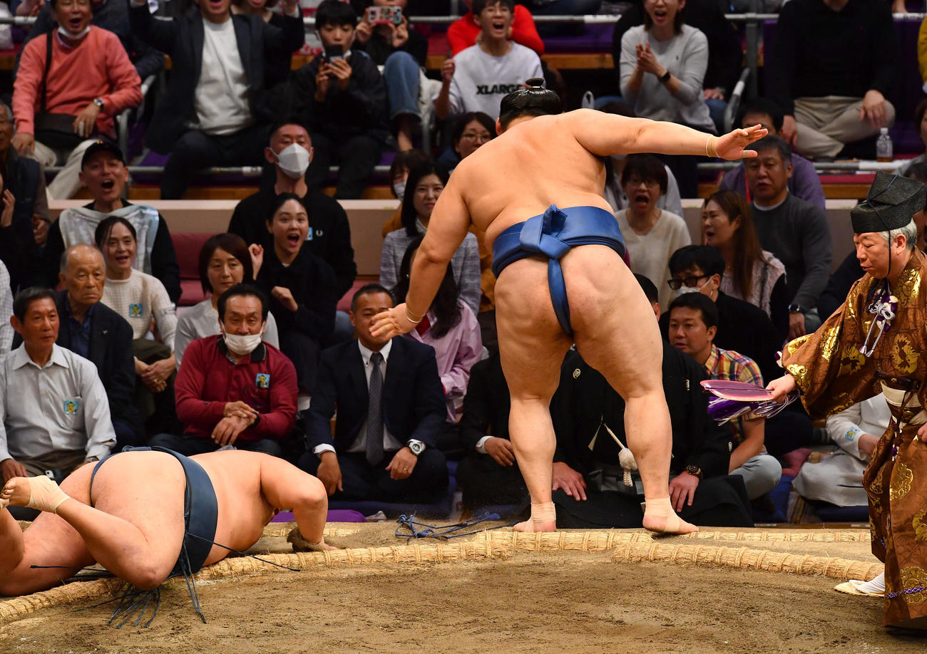 玉鷲（左）をはたき込みで下した大の里（撮影・岩下翔太）