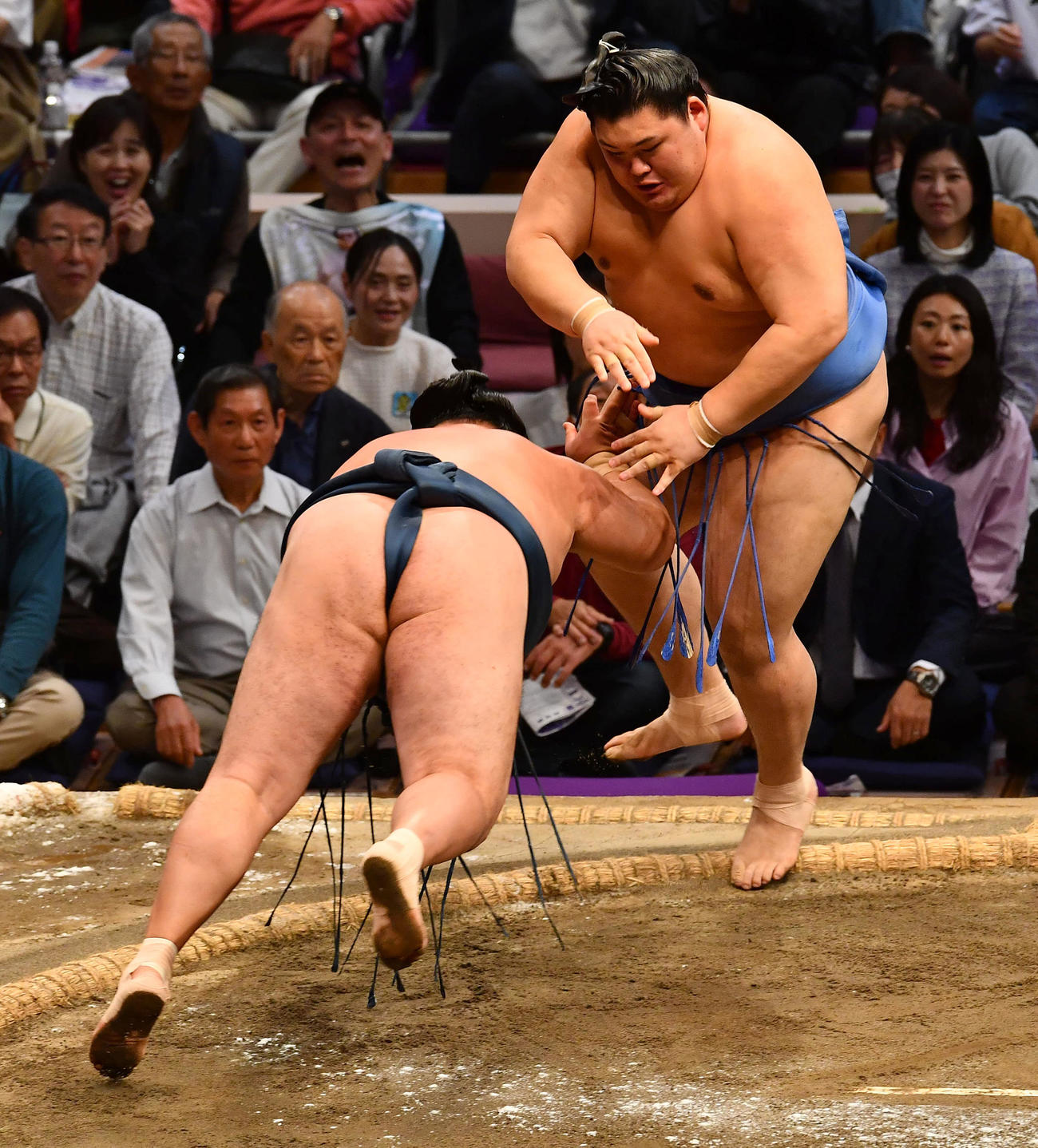玉鷲（左）をはたき込みで下した大の里（撮影・岩下翔太）