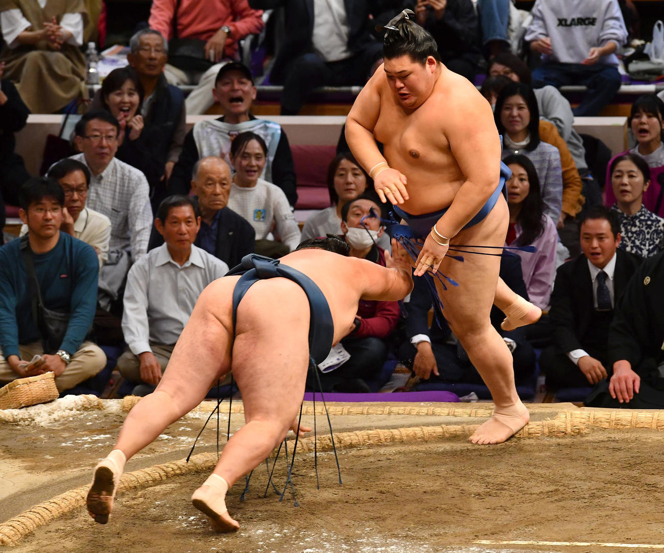 玉鷲（左）をはたき込みで下した大の里（撮影・岩下翔太）