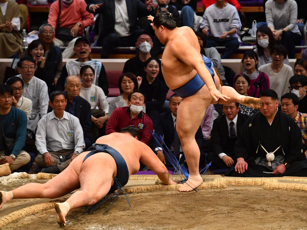 玉鷲（左）をはたき込みで下した大の里（撮影・岩下翔太）
