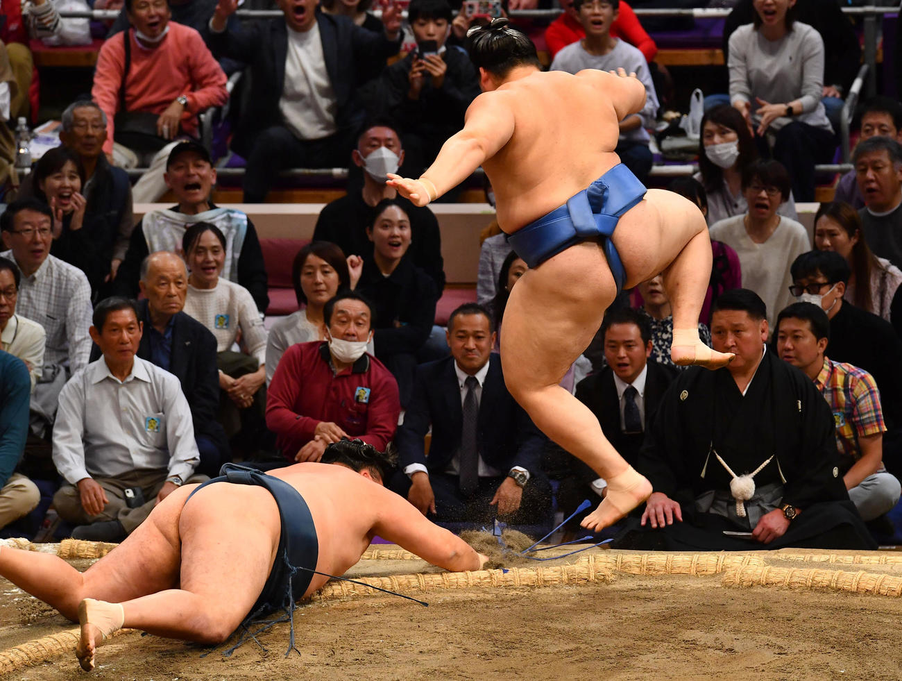 玉鷲（左）をはたき込みで下した大の里（撮影・岩下翔太）