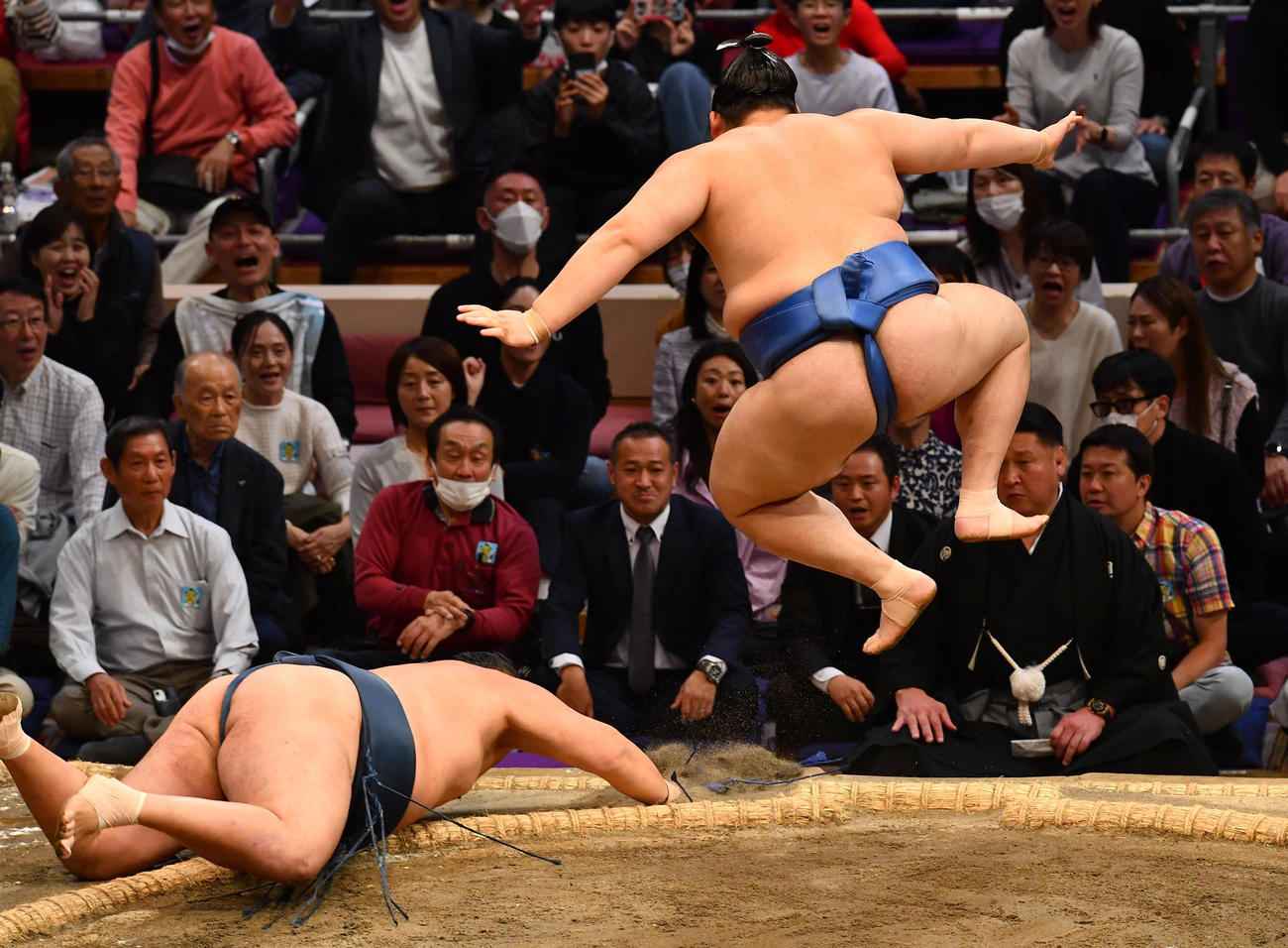 玉鷲（左）をはたき込みで下した大の里（撮影・岩下翔太）