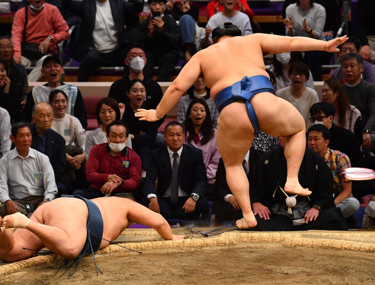 玉鷲（左）をはたき込みで下した大の里（撮影・岩下翔太）