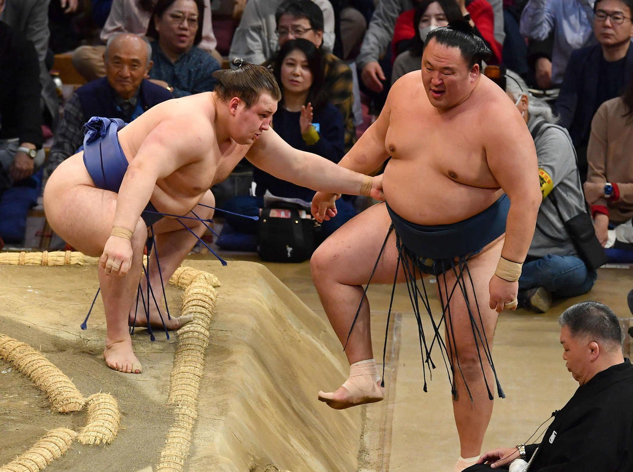 安青錦（左）は玉鷲を寄り切りで下す（撮影・岩下翔太）