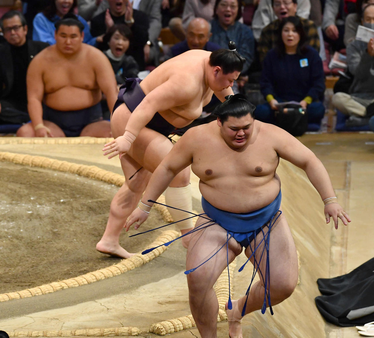 押し出しで義ノ富士に敗れた大の里。左奥は豊昇龍（撮影・岩下翔太）