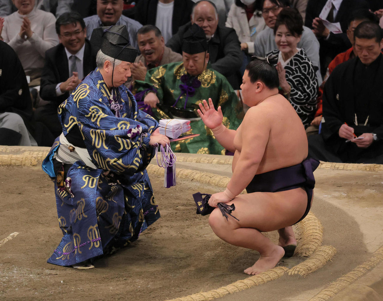 義ノ富士は押し出しで大の里を破り、大量の懸賞金を受け取る（撮影・宮崎幸一）