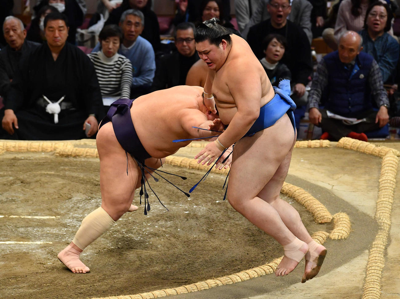 押し出しで義ノ富士（左）に敗れた大の里（撮影・岩下翔太）