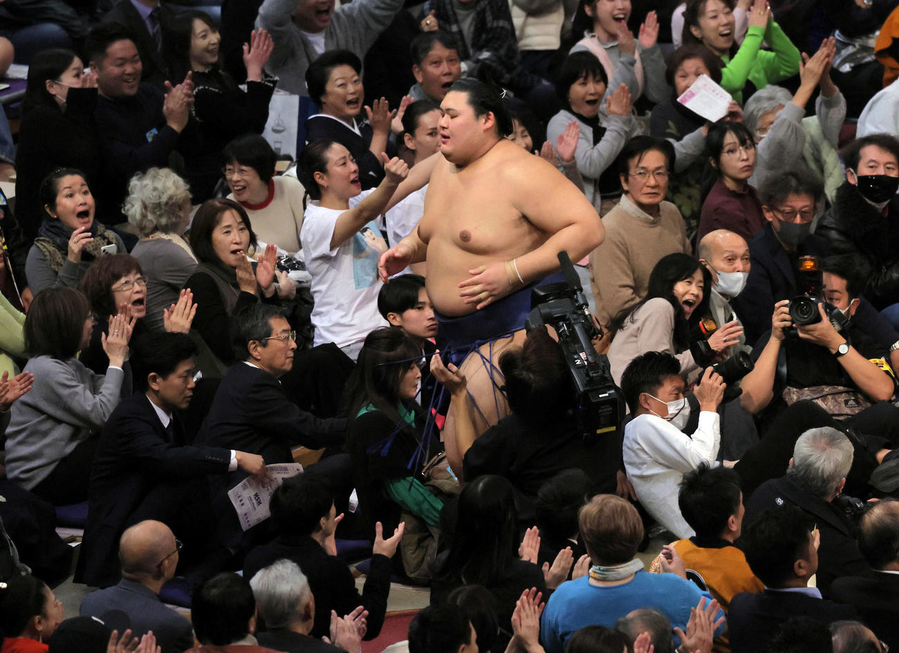 義ノ富士に押し出しで敗れた大の里（撮影・宮崎幸一）