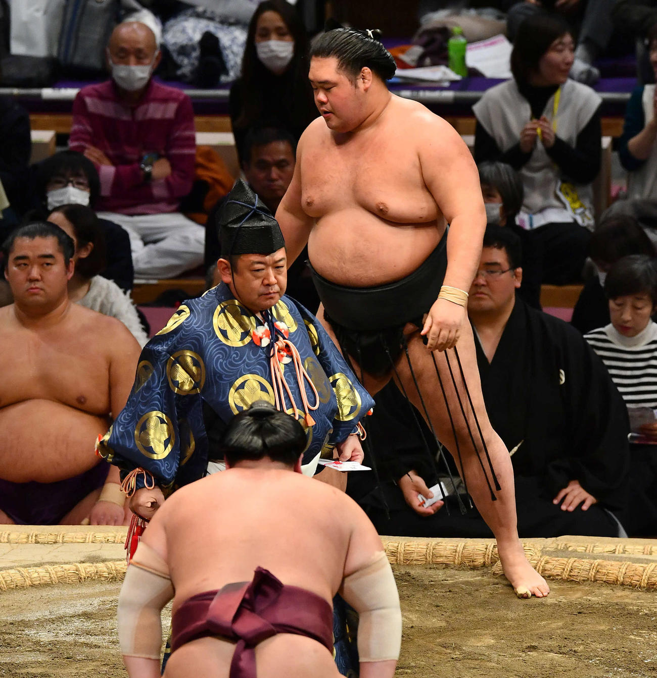 寄り切りで錦富士（手前）に敗れ、肩を落とす明生（撮影・岩下翔太）