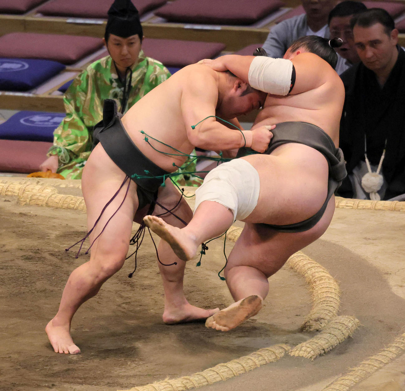 炎鵬（左）は上戸を寄り倒しで破る（撮影・宮崎幸一）