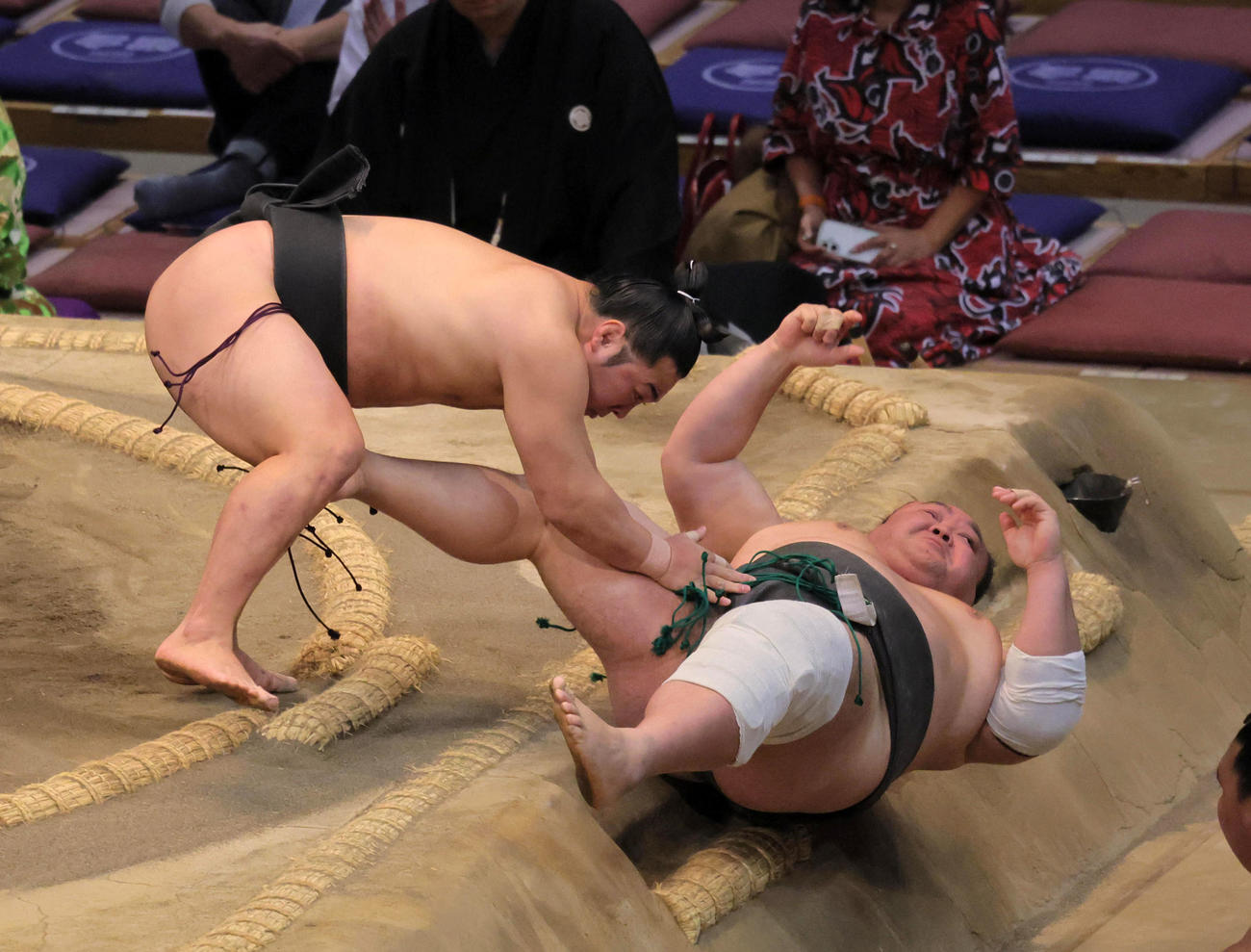 炎鵬（左）は上戸を寄り倒しで破る（撮影・宮崎幸一）