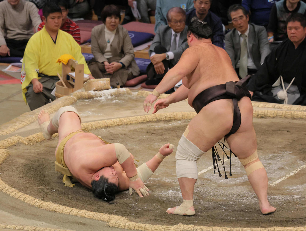 朝乃山（右）は輝を突き落としで破る（撮影・宮崎幸一）