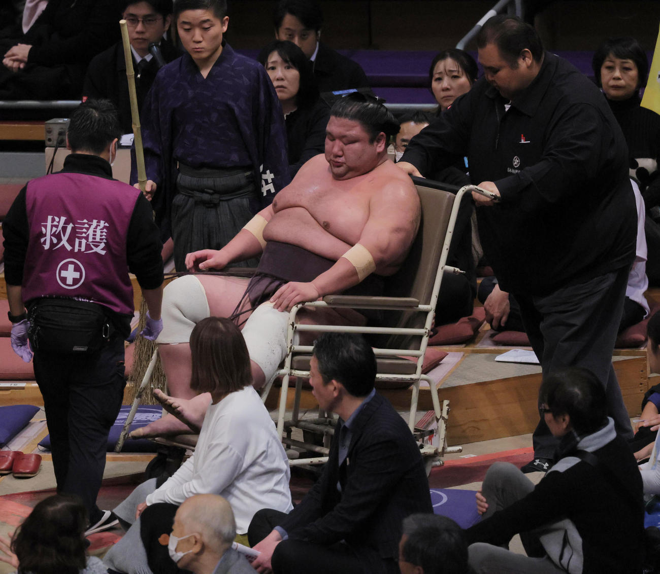 紫雷は嘉陽にすくい投げで敗れて負傷する（撮影・宮崎幸一）