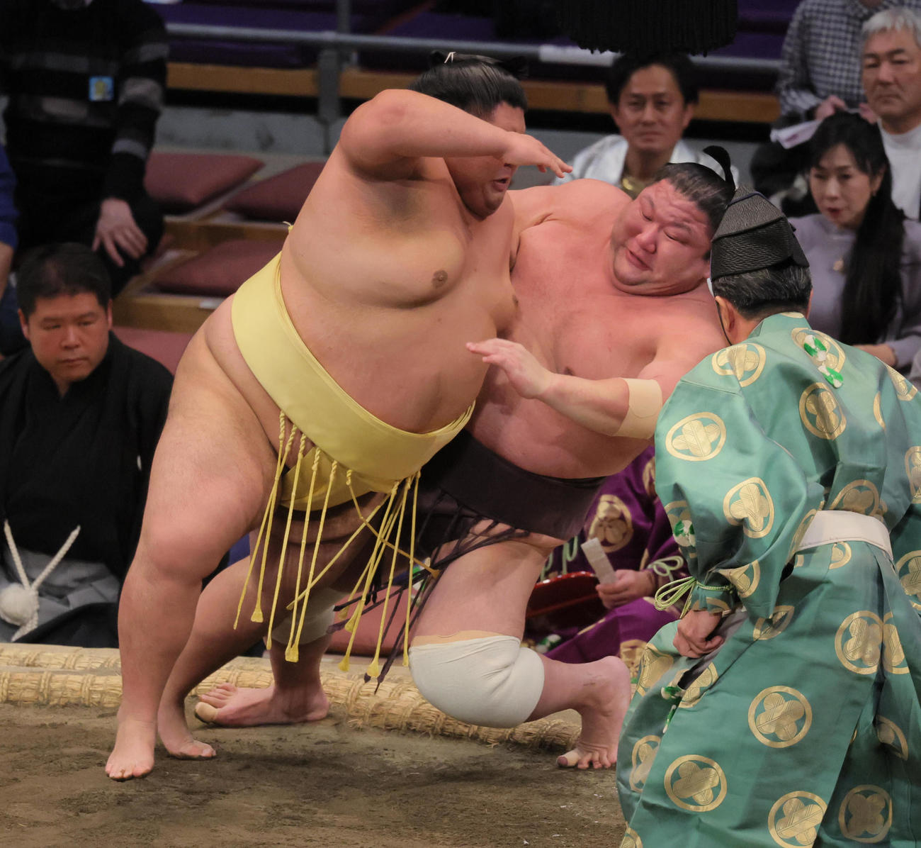 嘉陽（左）は紫雷をすくい投げで破る（撮影・宮崎幸一）