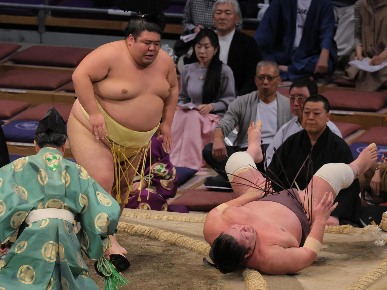 嘉陽（左）は紫雷をすくい投げで破る（撮影・宮崎幸一）