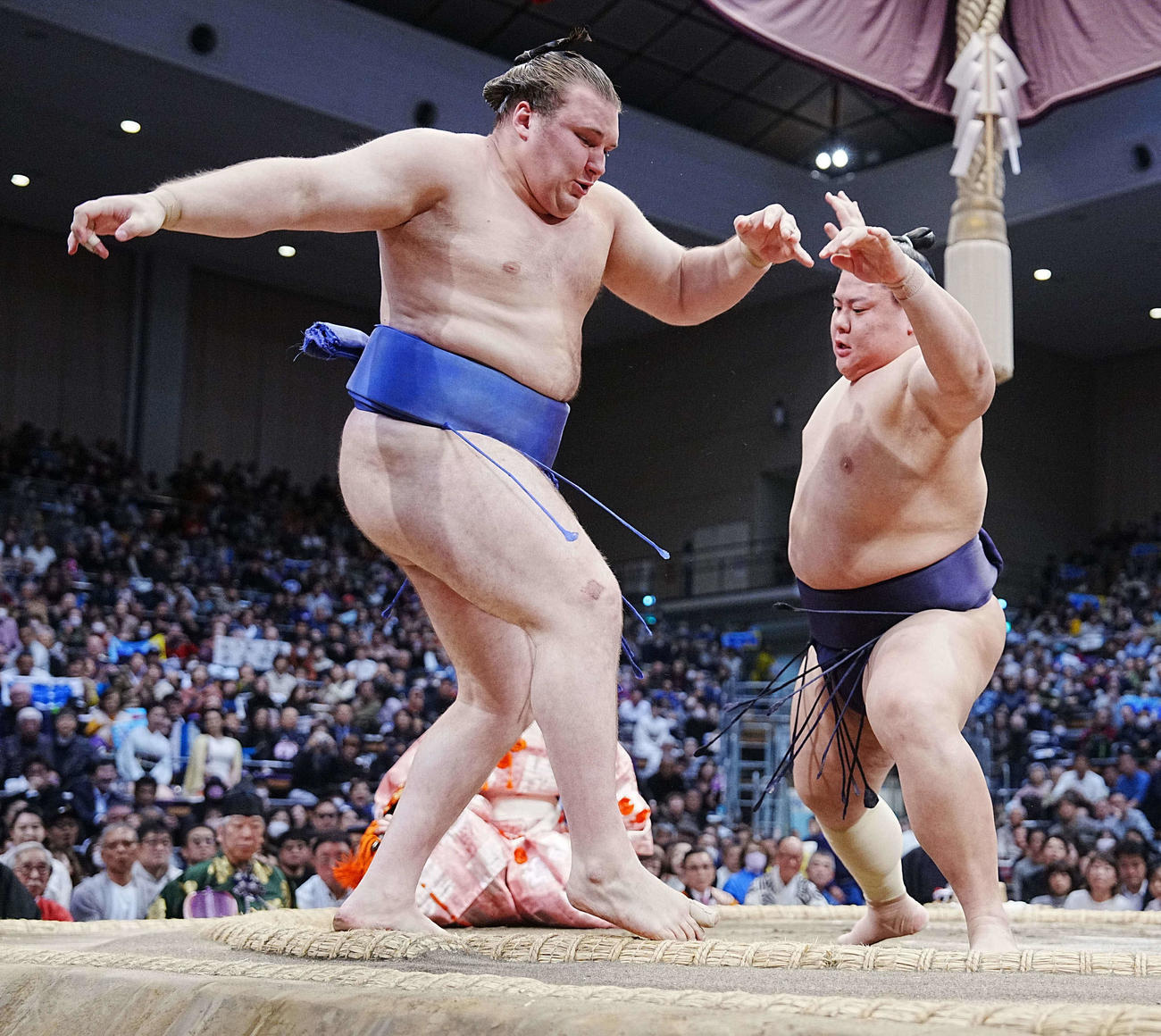 義ノ富士（右）は安青錦を突き出しで破る（撮影・小沢裕）