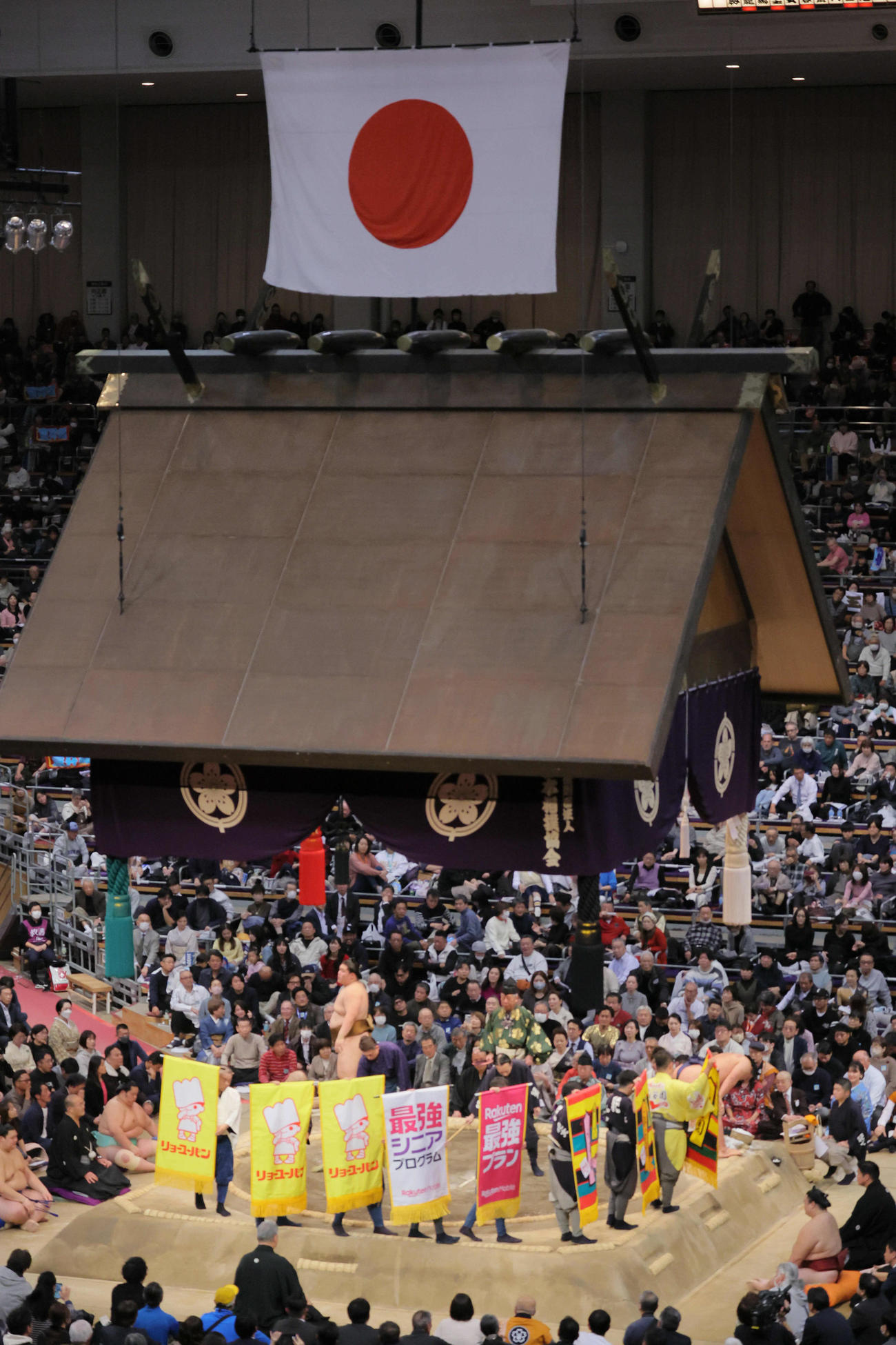 豊昇龍ー王鵬の取り組みに掛かった懸賞（撮影・宮崎幸一）