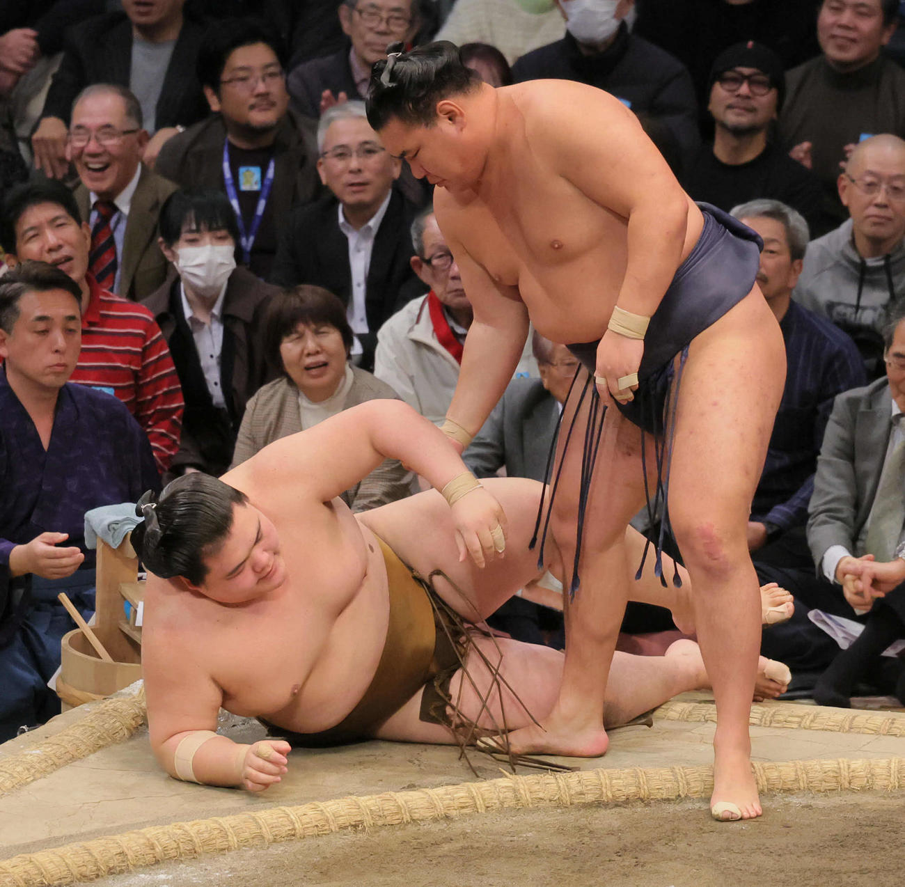 豊昇龍（右）は王鵬を寄り倒しで破る（撮影・宮崎幸一）