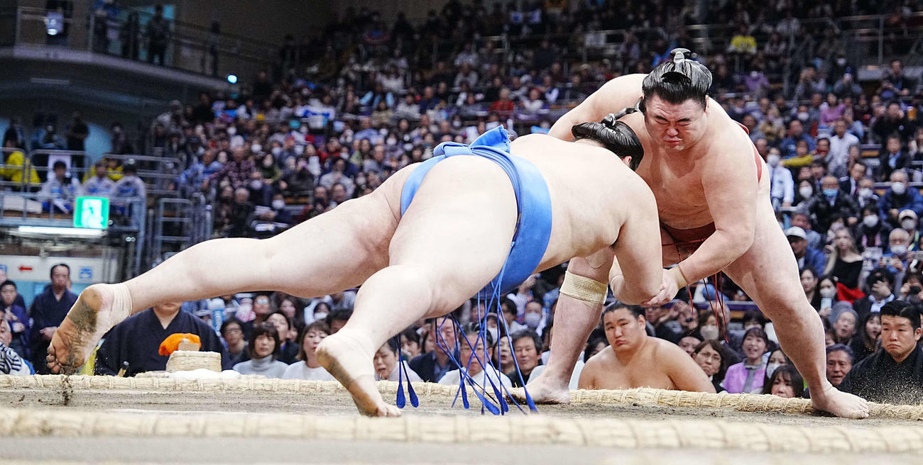 隆の勝は大の里（手前左）を引き落としで破る（撮影・小沢裕）