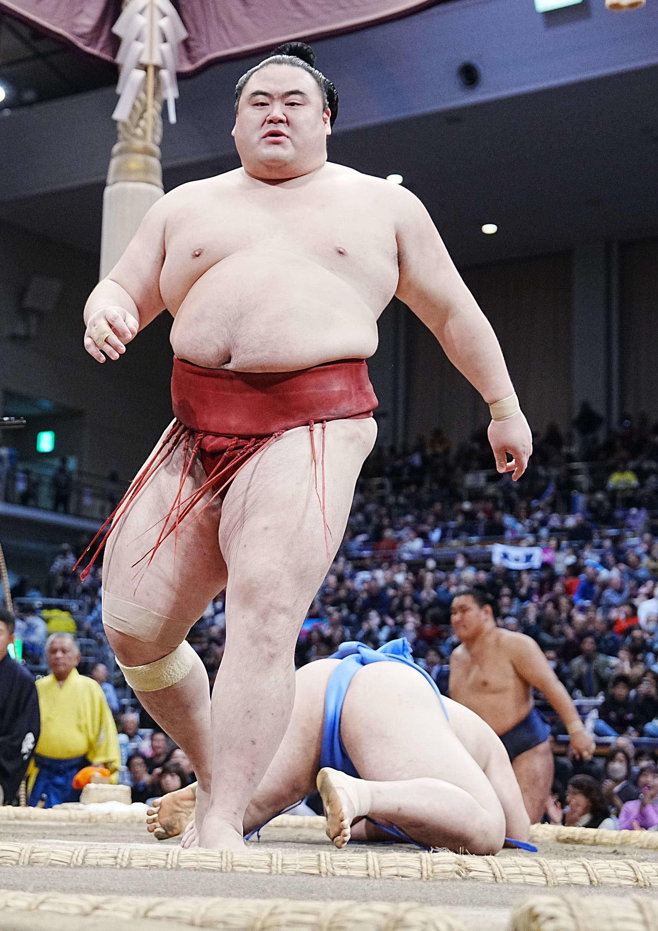 隆の勝（左）は大の里を引き落としで破る（撮影・小沢裕）