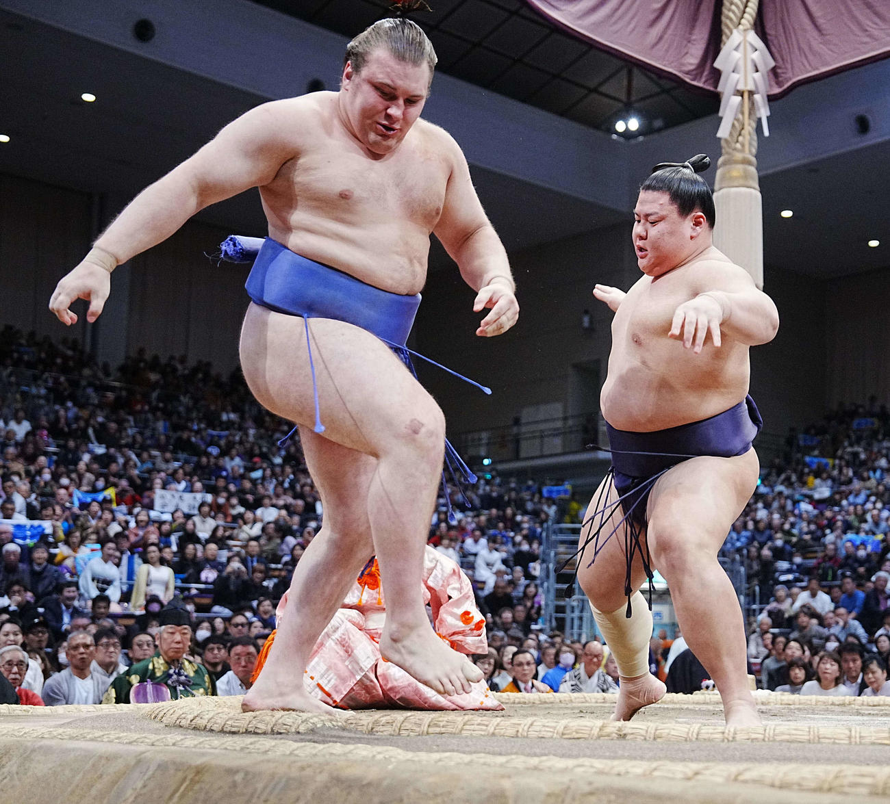 義ノ富士（右）は安青錦を突き出しで破る（撮影・小沢裕）