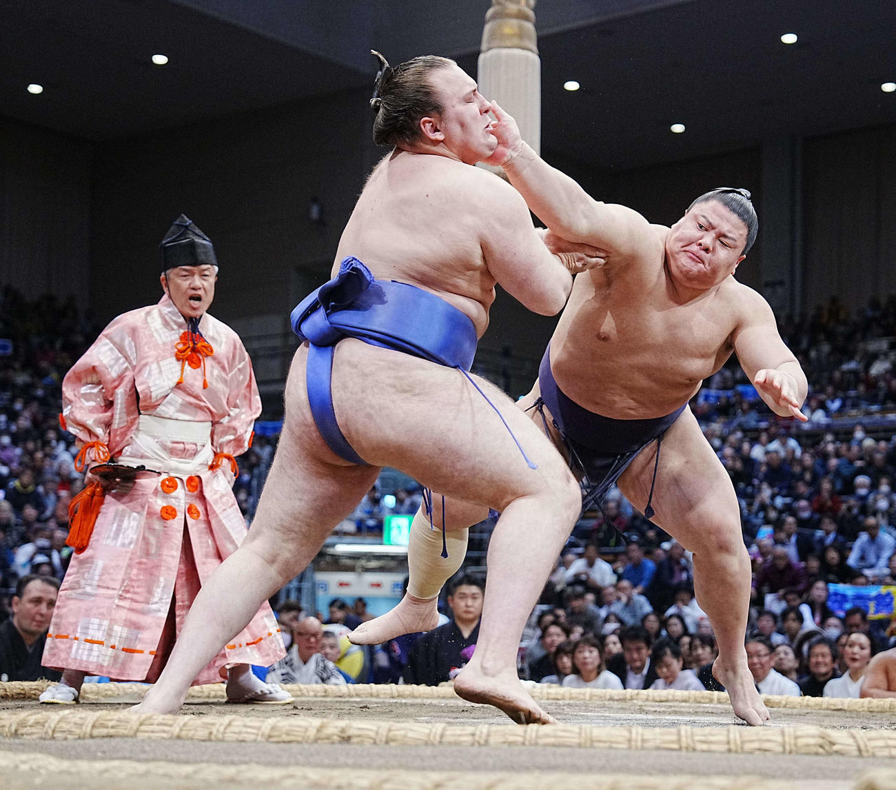 義ノ富士（右）は安青錦を突き出しで破る（撮影・小沢裕）