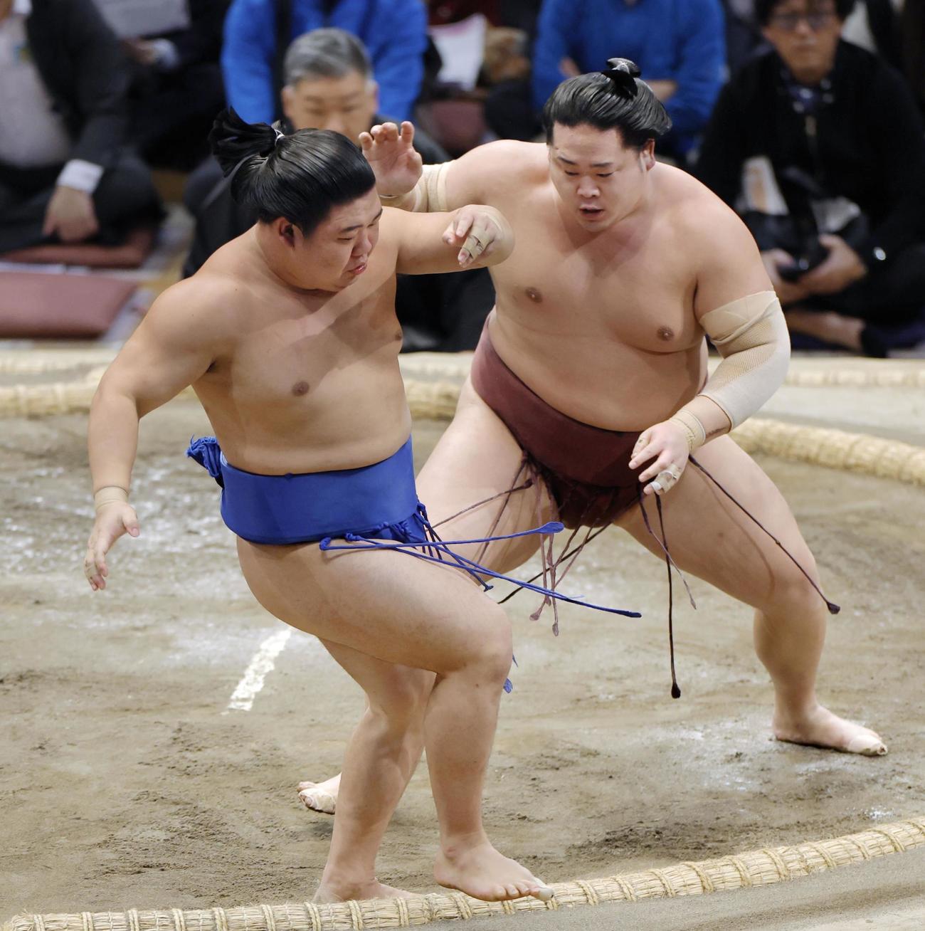 錦富士（右）が押し出しで藤ノ川を破る（共同）