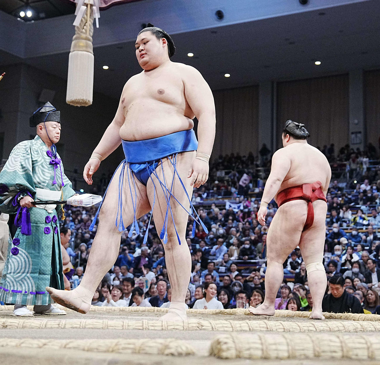 大の里（左）は引き落としで隆の勝に敗れる（撮影・小沢裕）