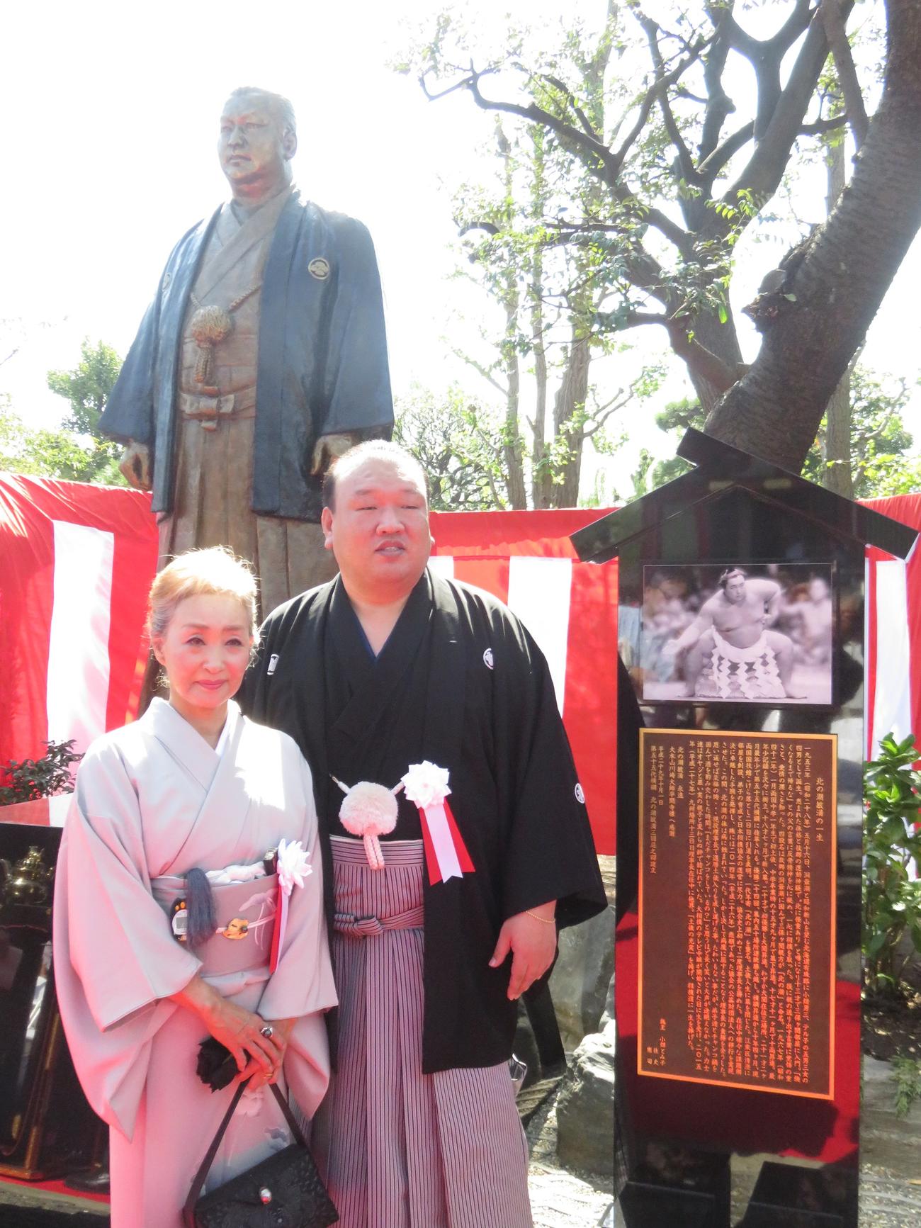 除幕式で披露された故北の湖前理事長の銅像の前に立つ、故人のとみ子夫人（左）と山響親方（17年10月1日撮影）