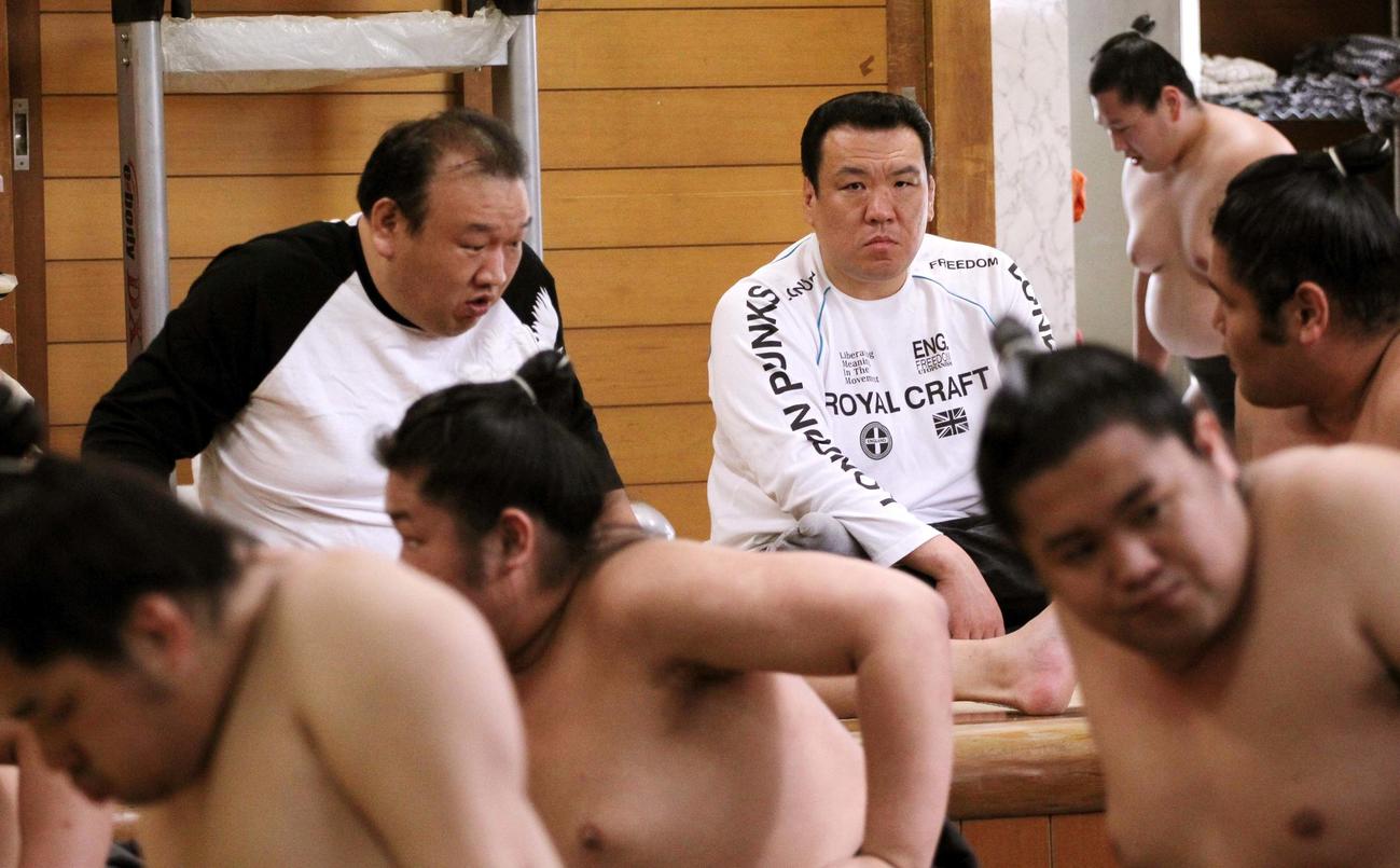 けいこを見守る元木瀬部屋の木瀬親方（元前頭肥後ノ海＝右）と北の湖部屋の山響親方（元前頭巌雄）（10年6月3日撮影）