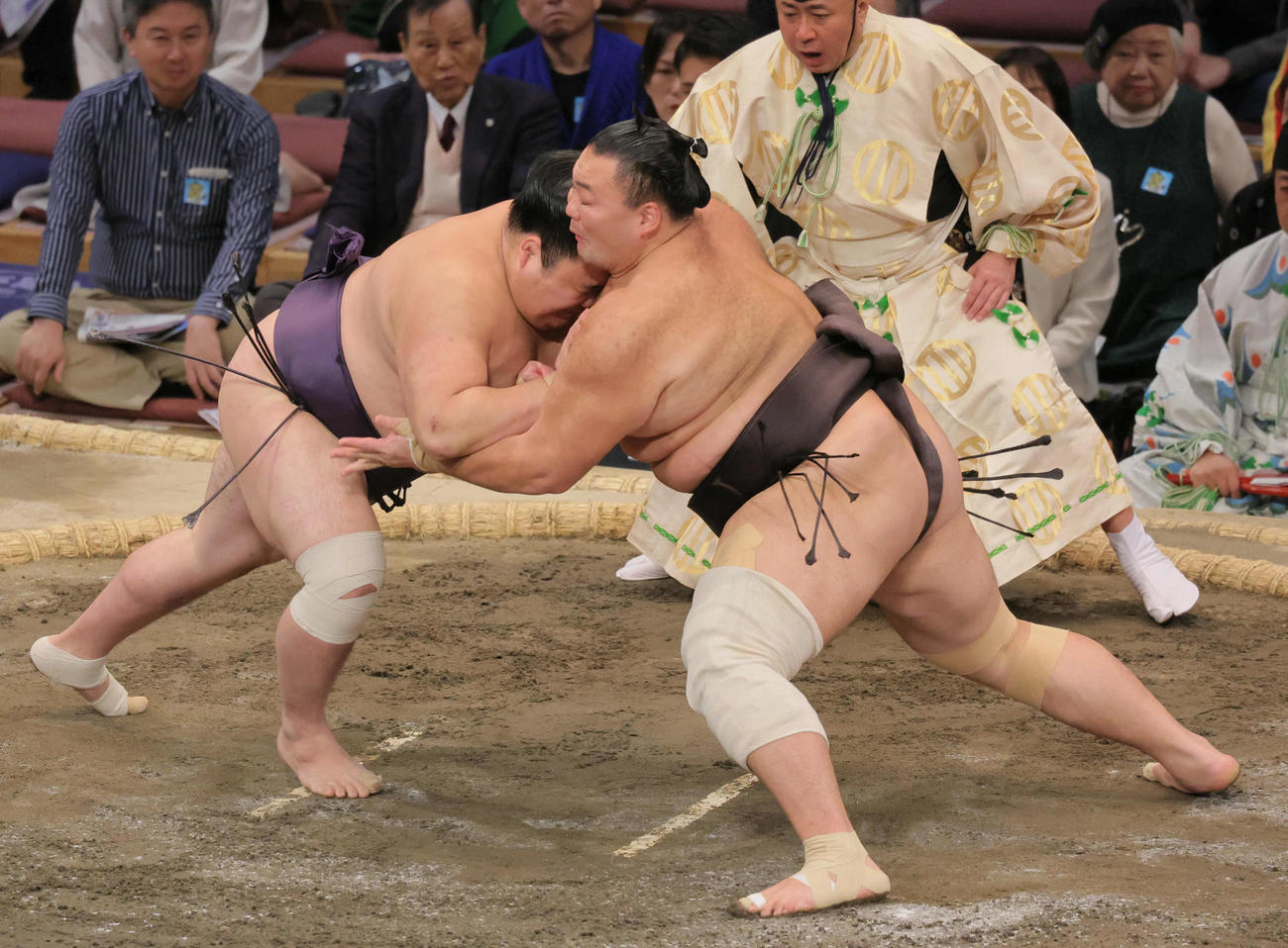 朝乃山（右）は風賢央を押し出しで破る（撮影・宮崎幸一）
