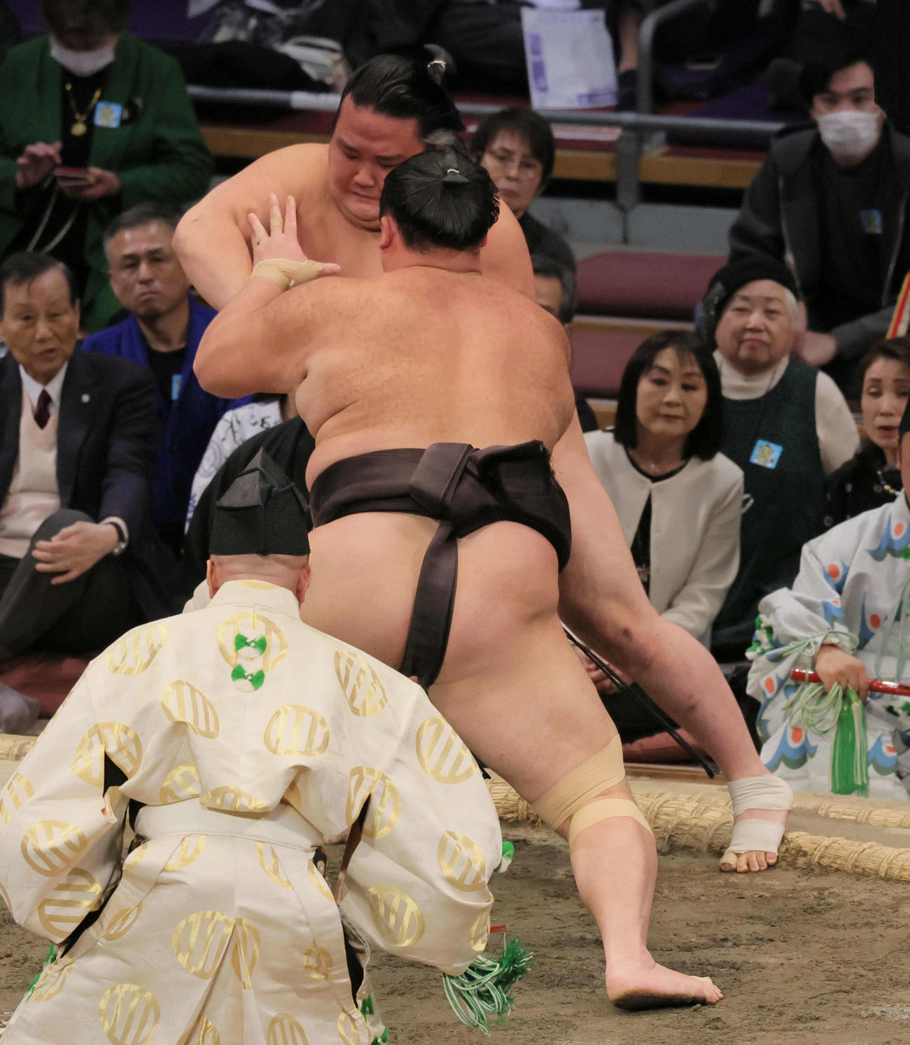 朝乃山（手前）は風賢央を押し出しで破る（撮影・宮崎幸一）