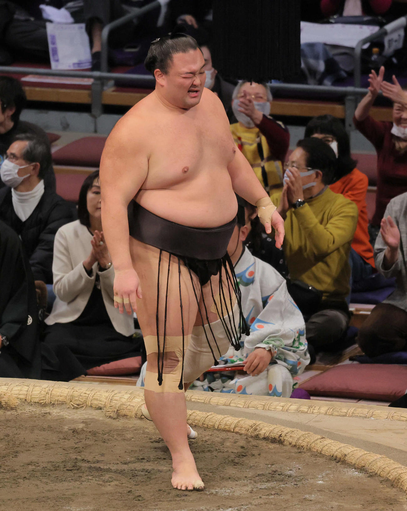 朝乃山（は風賢央を押し出しで破る（撮影・宮崎幸一）