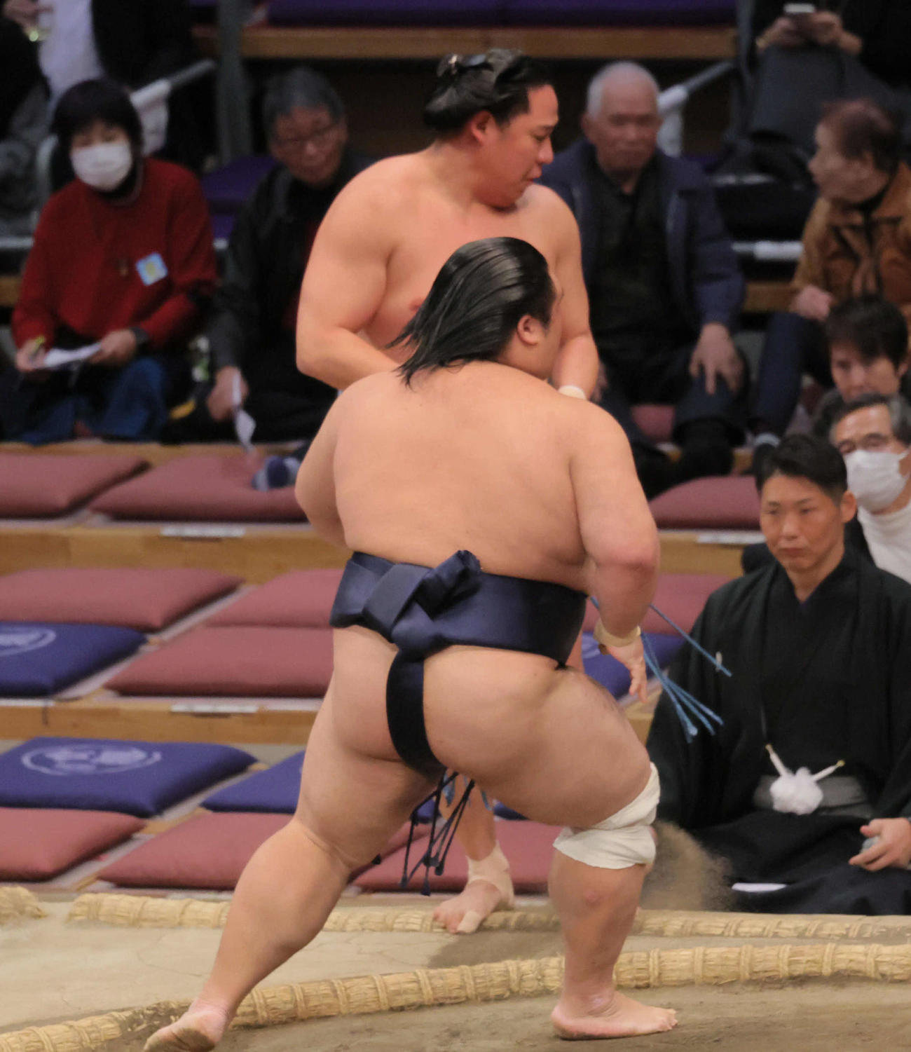 藤凌駕（手前）は玉正鳳を突き出しで破る（撮影・宮崎幸一）
