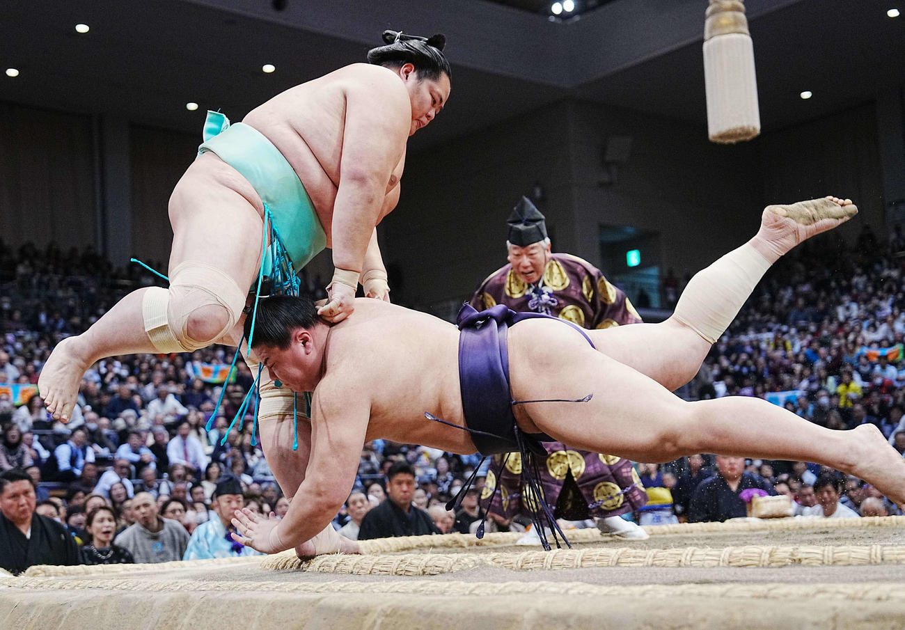 義ノ富士（右）は琴桜にはたき込みで敗れる（撮影・小沢裕）