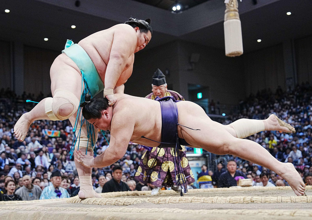 義ノ富士（右）は琴桜にはたき込みで敗れる（撮影・小沢裕）