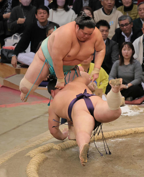 動画】琴桜が土俵際、足一本残し2日連続金星の義ノ富士を下す