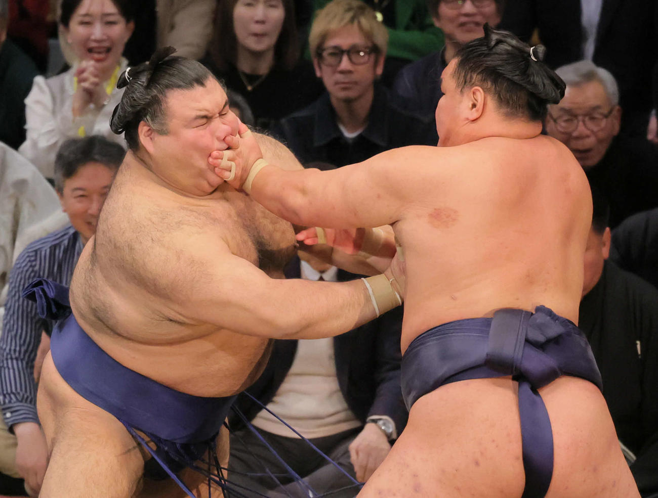 豊昇龍（右）は高安と顔面に張り手の応酬（撮影・宮崎幸一）