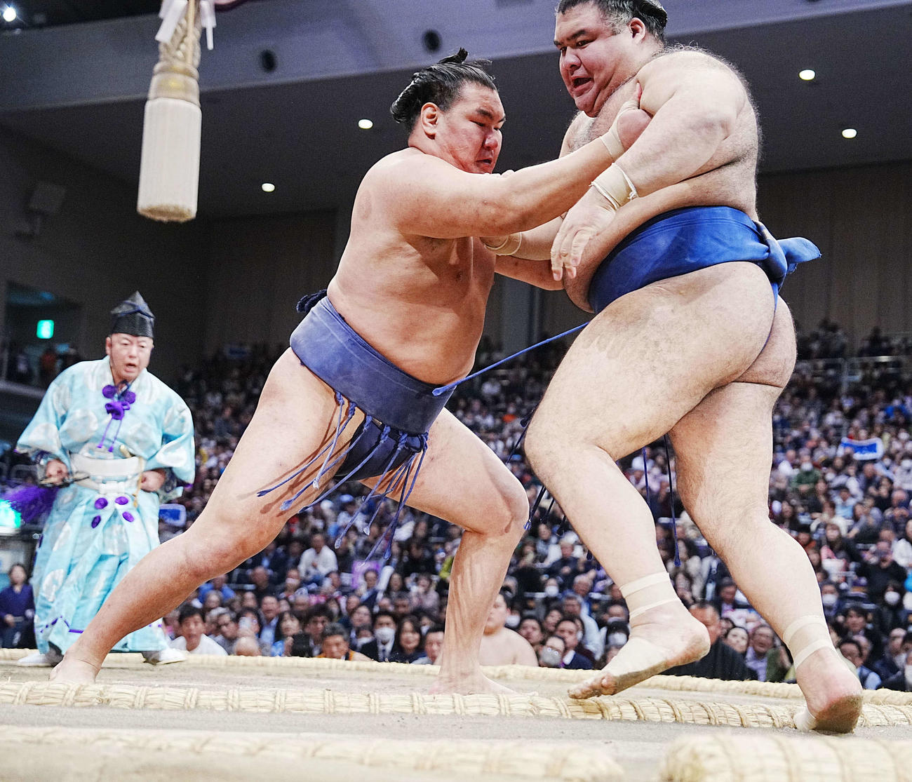 豊昇龍は押し出しで高安を下す（撮影・小沢裕）
