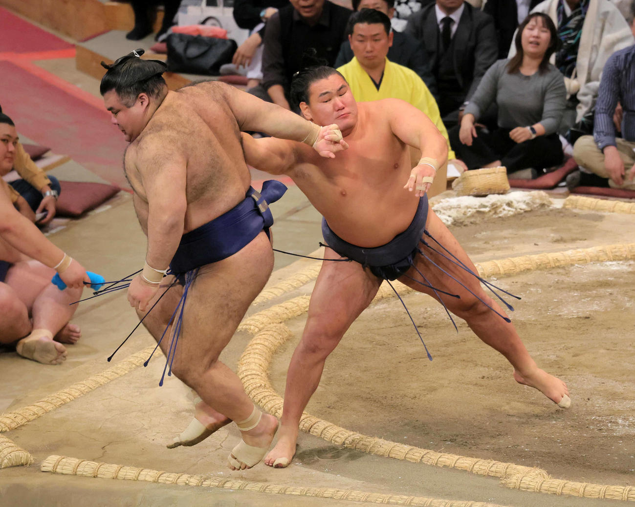 豊昇龍（右）は高安を押し出しで破る（撮影・宮崎幸一）